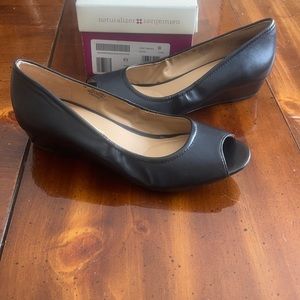 Naturalizer Contrast Wedge Black leather open toe women’s size 7 shoe